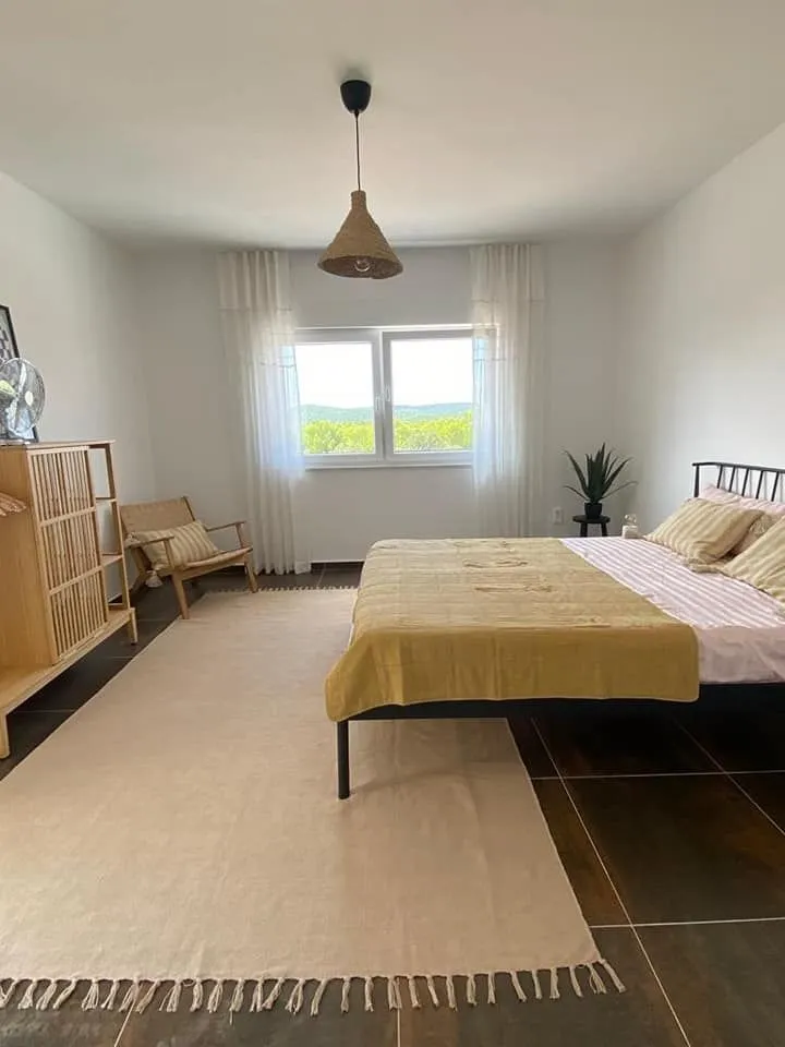 šibenik(okolica) - moderna novogradnja 200 metara od mora - slika 9