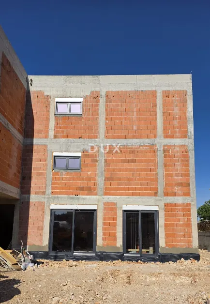 šibenik, žaborić - prizemni apartman, veliko dvorište - slika 2