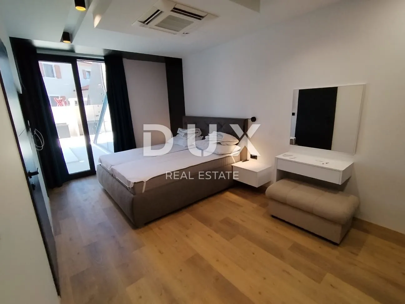 istra,medulin- luksuzna vila 150m od mora! - slika 99