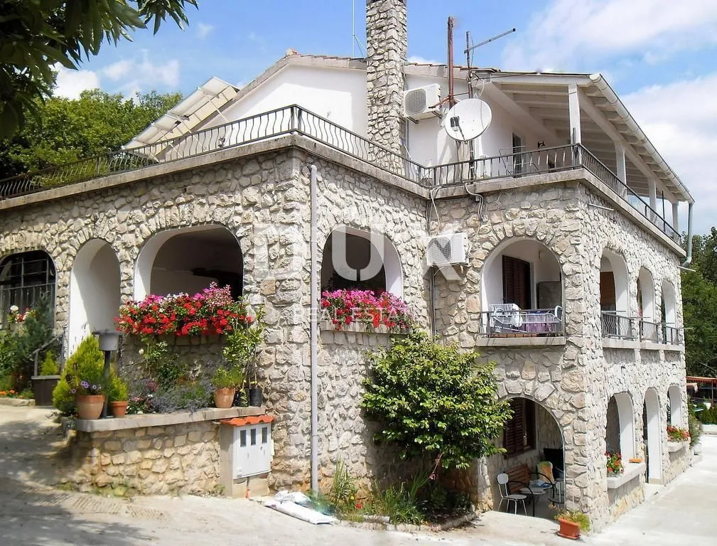 LOVRAN - turistički objekt s 8 apartmana i 1300m2 okućnice