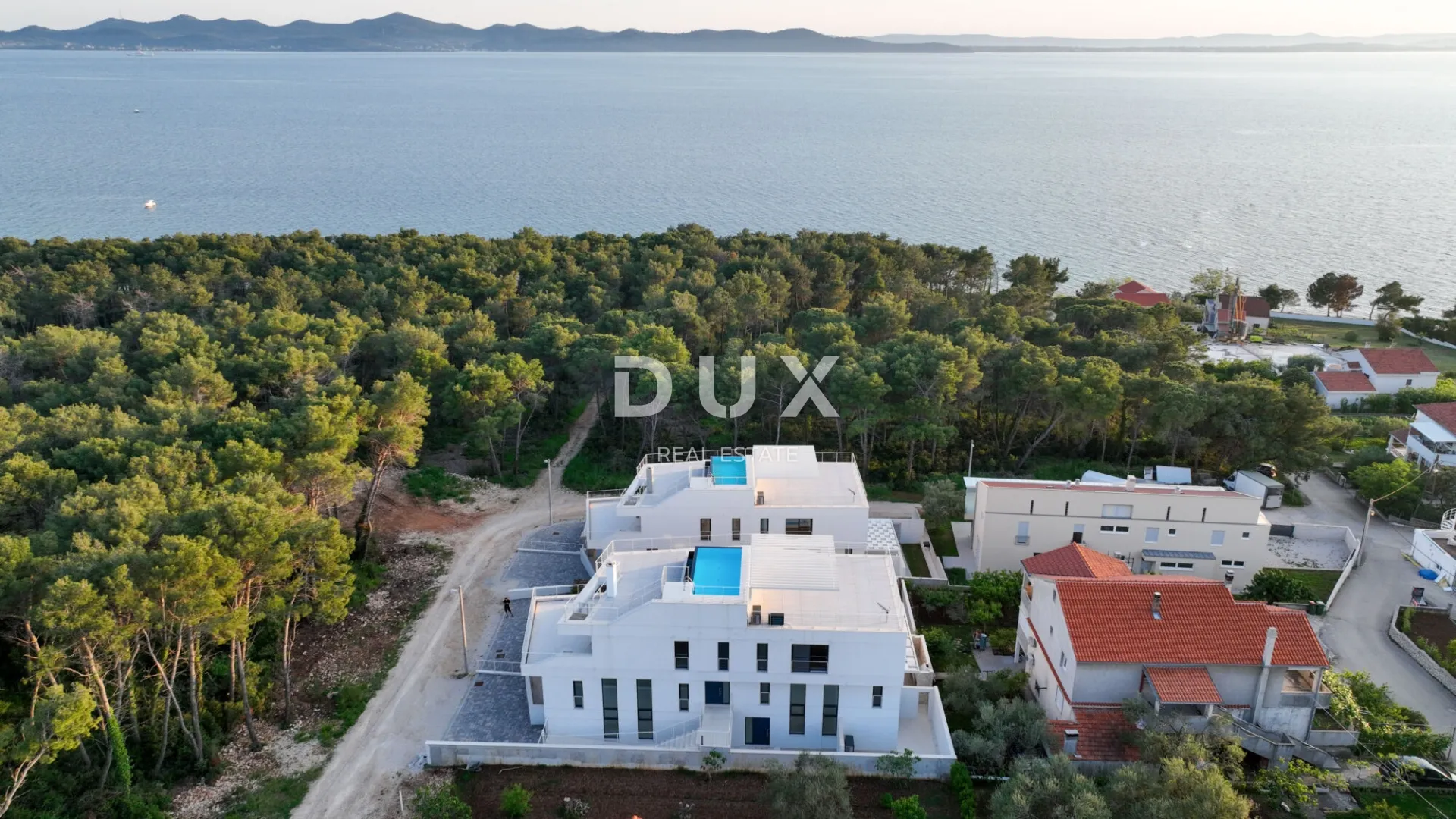 zadar, kožino, urbana vila sa 3 apartmana, 3 bazena, 9 parkinga - slika 9