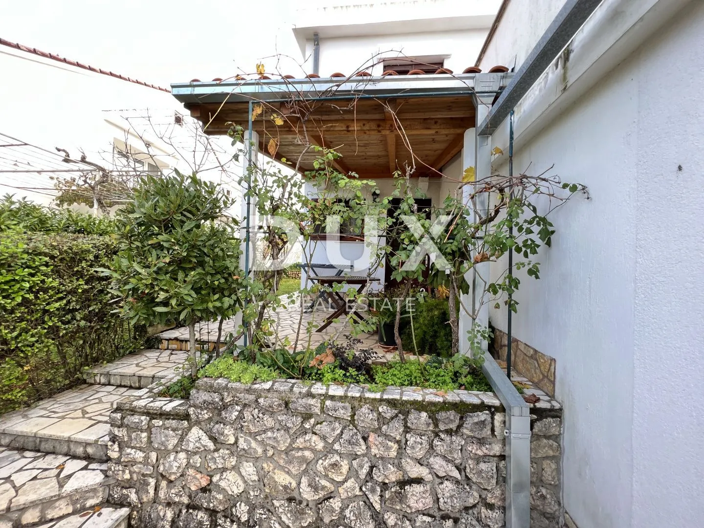 otok krk, njivice - samostojeća kuća sa velikom okućnicom - slika 24