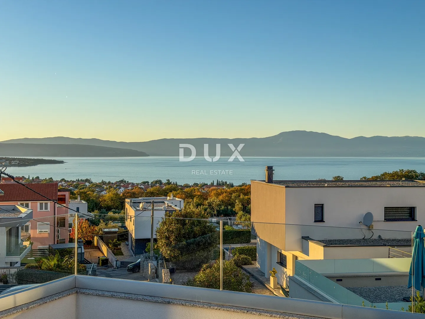 OTOK KRK, MALINSKA – samostojeća vila s bazenom, pogledom na more i punom mjerom privatnosti - Malinska, Malinska-Dubašnica