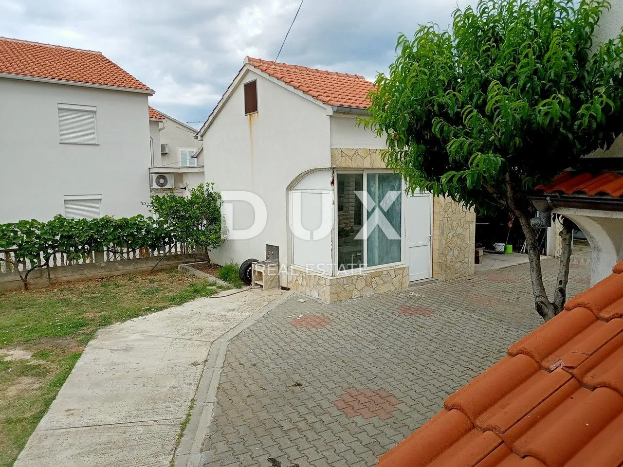 zadar, ploče - prostrana višekatnica s pogledom na more - slika 35