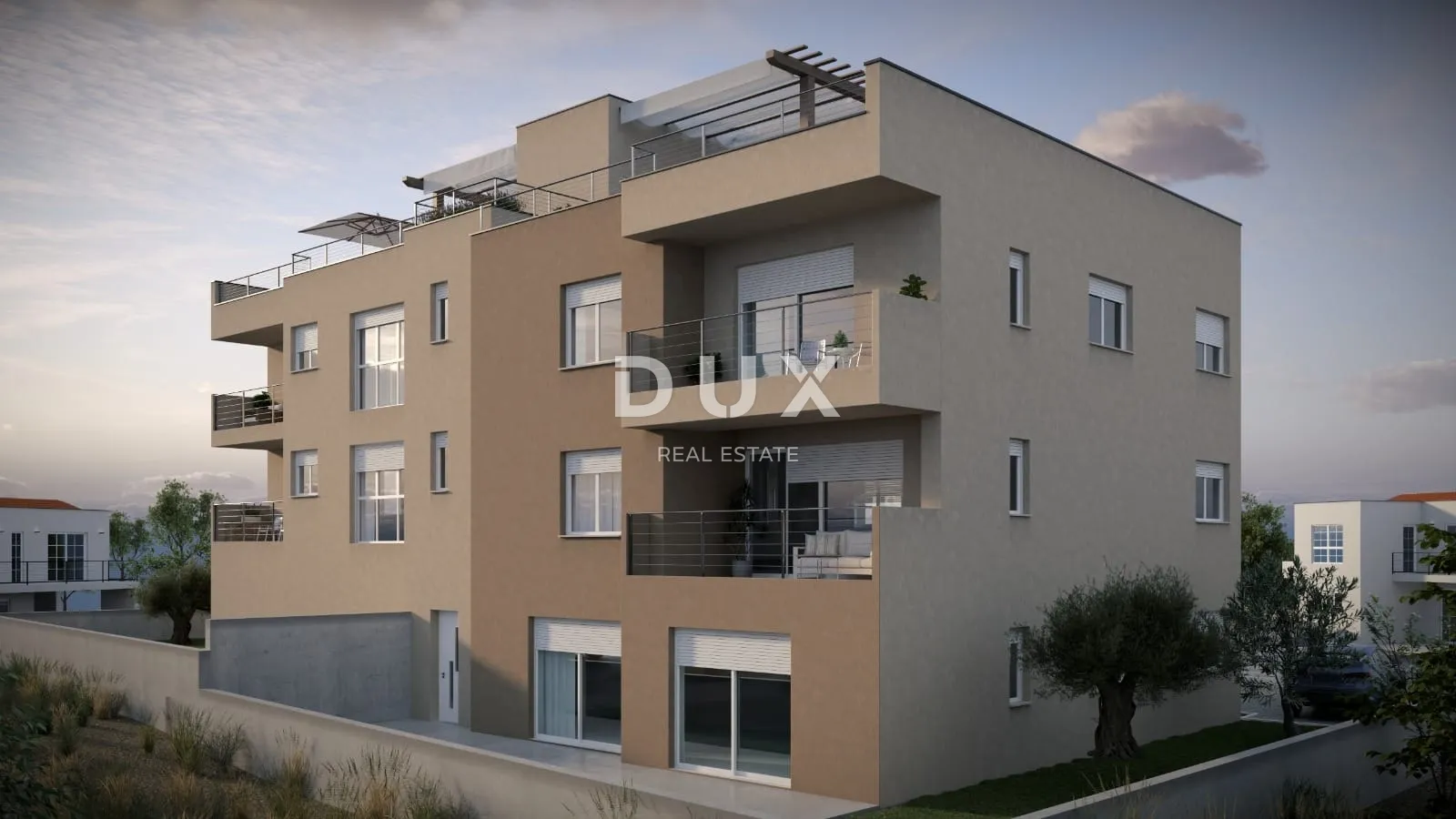 ŠIBENIK, VODICE – 121 m² privatnog vrta, garaža, 500 m od mora
