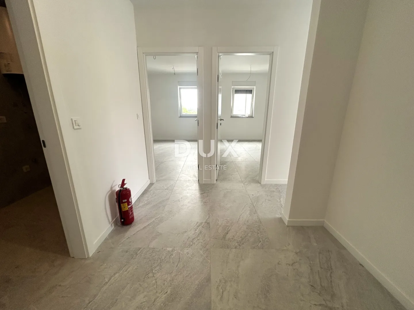 šibenik, vodice – 120m od plaže, pogled na more, velika terasa, garaža - slika 8