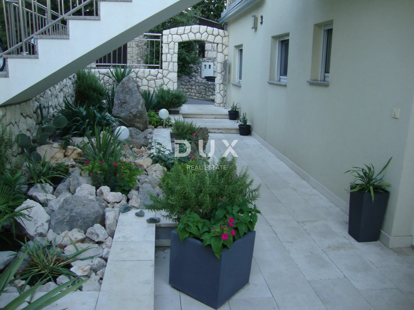 novi vinodolski – elegantna kuća 191 m2, 40 m udaljena od mora - slika 44