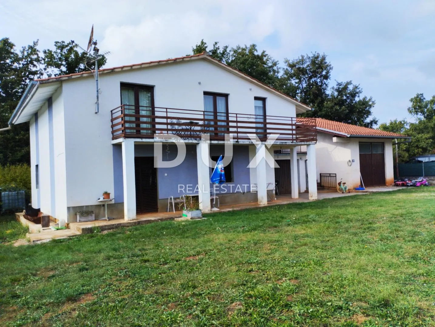 istra, poreč - obiteljska kuća sa 2 stana i velikom okućnicom - slika 1