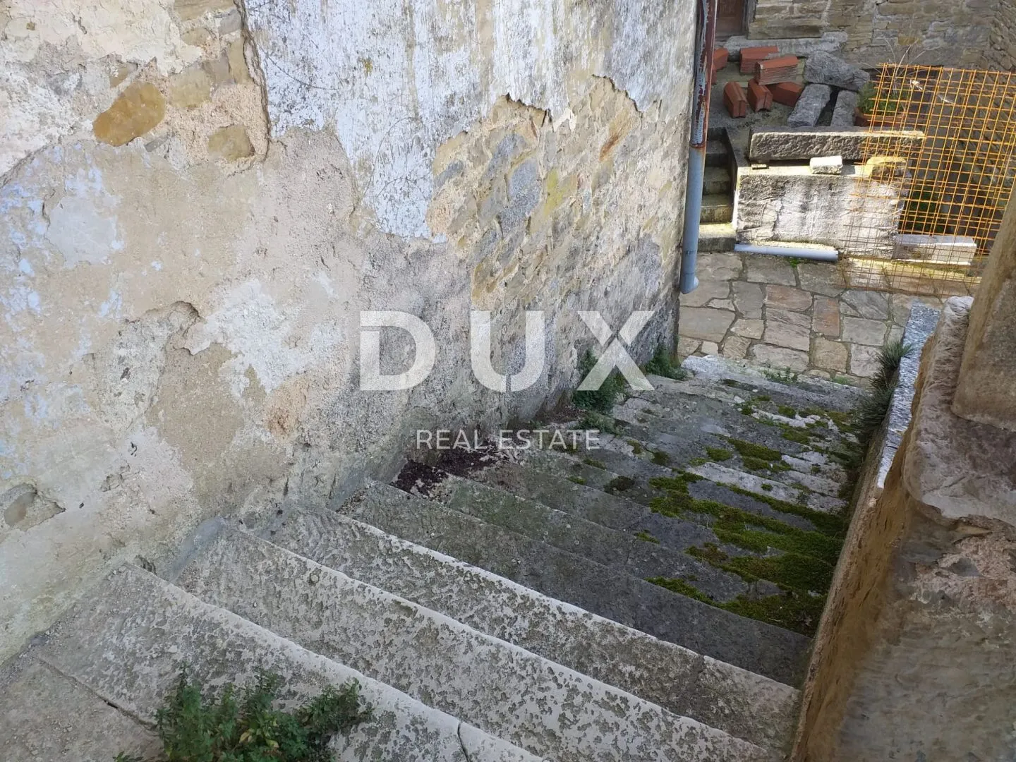 istra, motovun - kamena starina za adaptaciju - slika 9