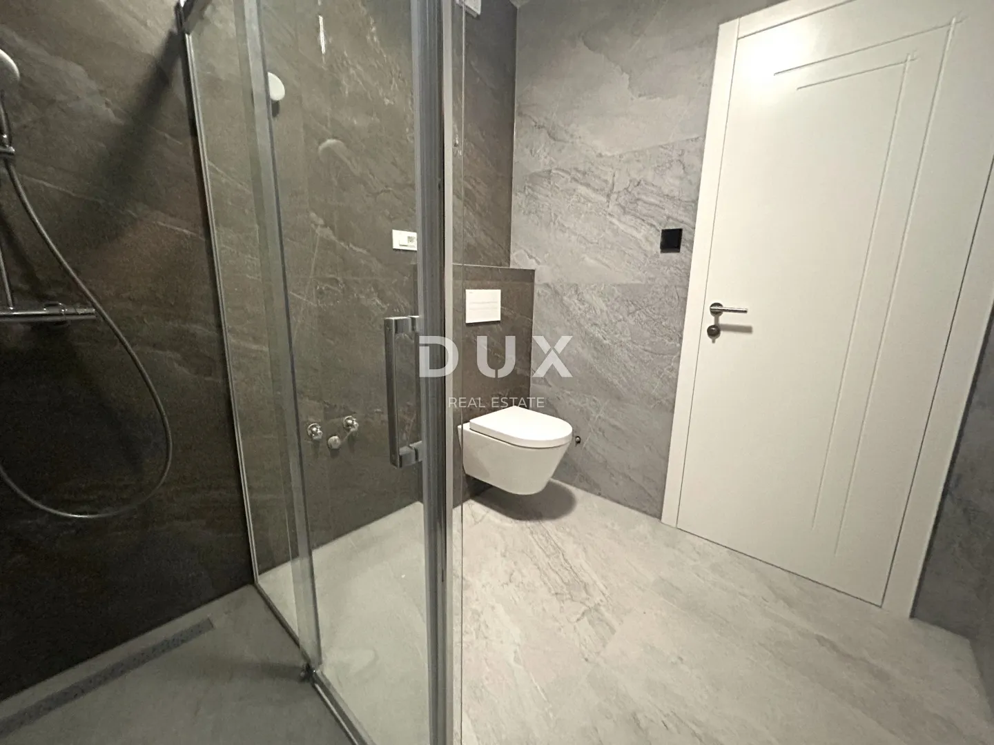 šibenik, vodice – penthouse s krovnom terasom, 120m od plaže, 2 garaže - slika 15
