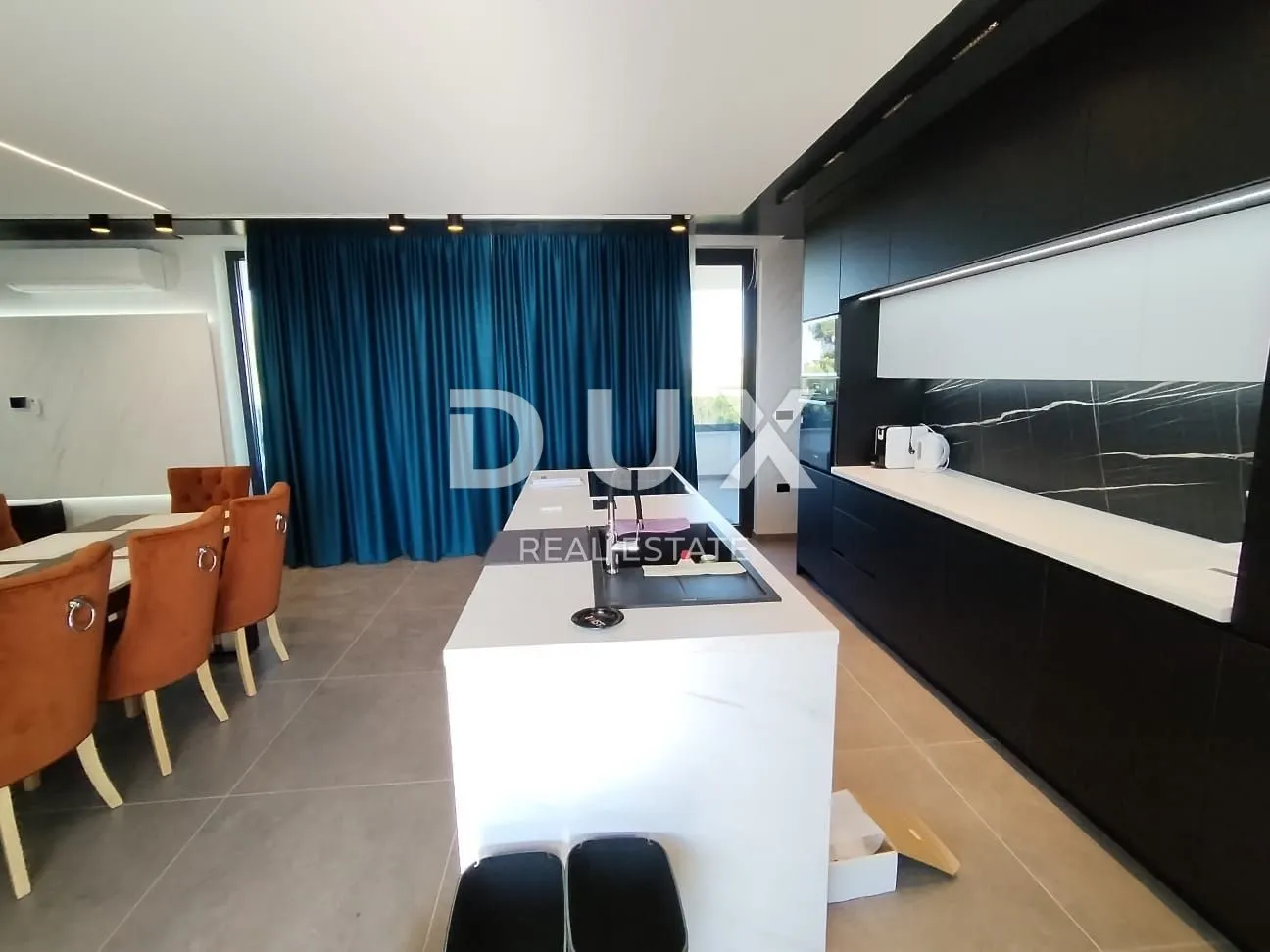 istra,medulin- luksuzna vila 150m od mora! - slika 79