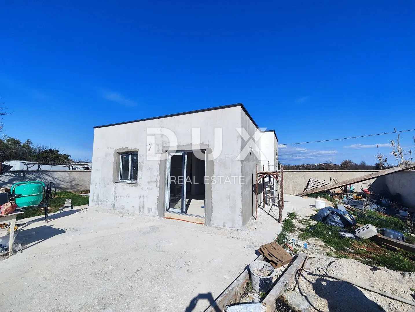 ISTRA,PULA-Poljoprivredno zemljište s legaliziranim objektom