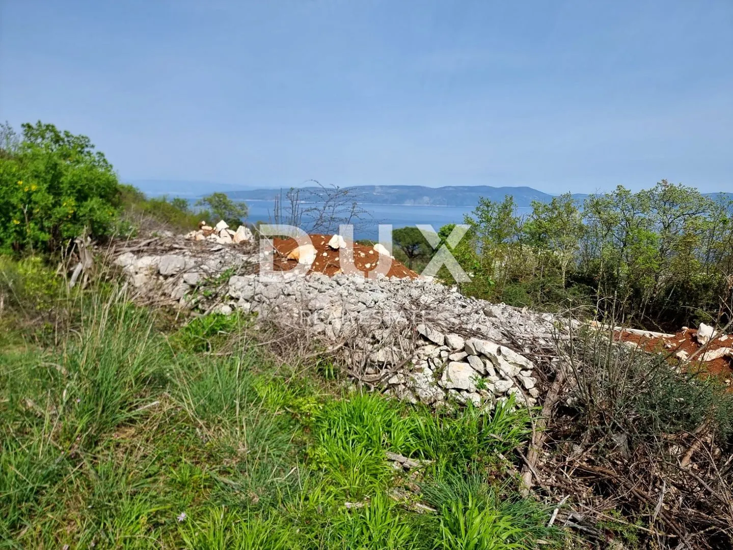 ISTRA, RABAC - Zemljište s otvorenim pogledom na more i građevinskom dozvolom - Rabac, Labin