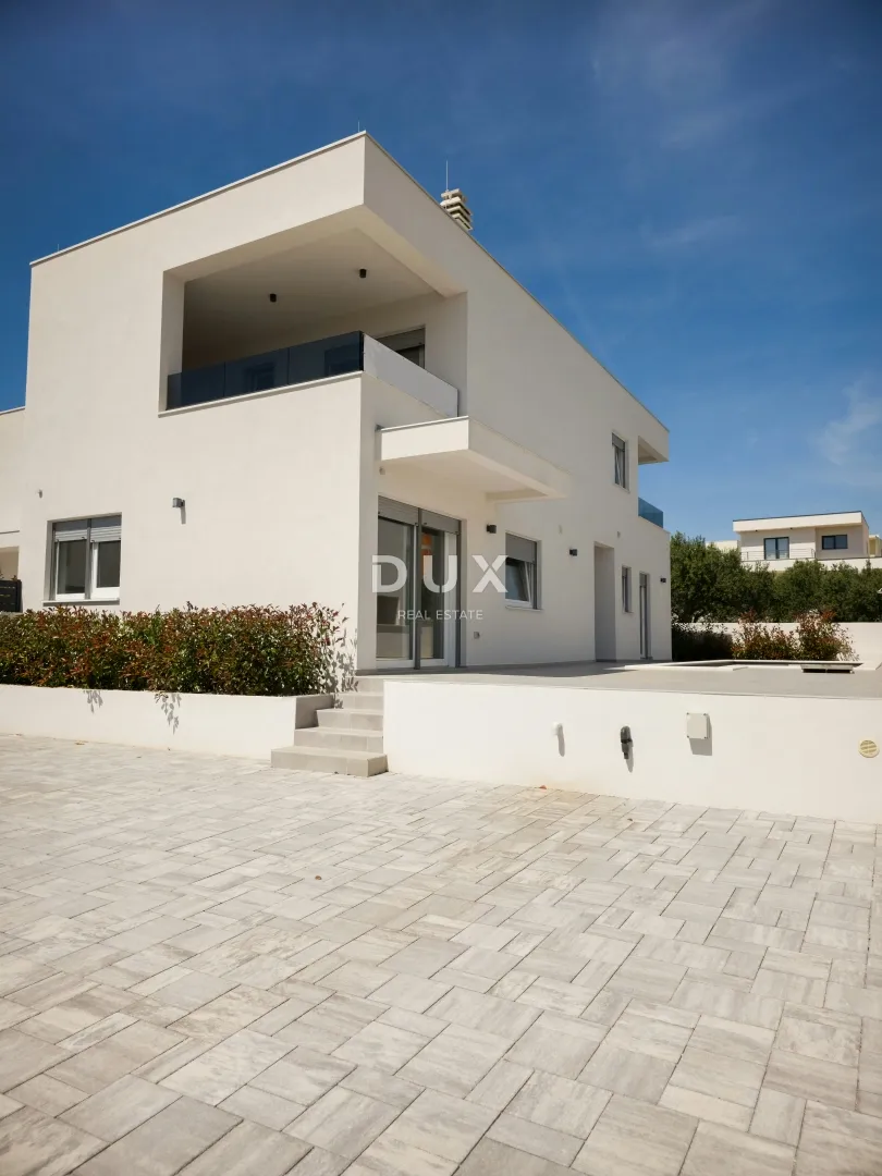DALMACIJA, VODICE - Moderna dvoetažna kuća "Azura" s bazenom
