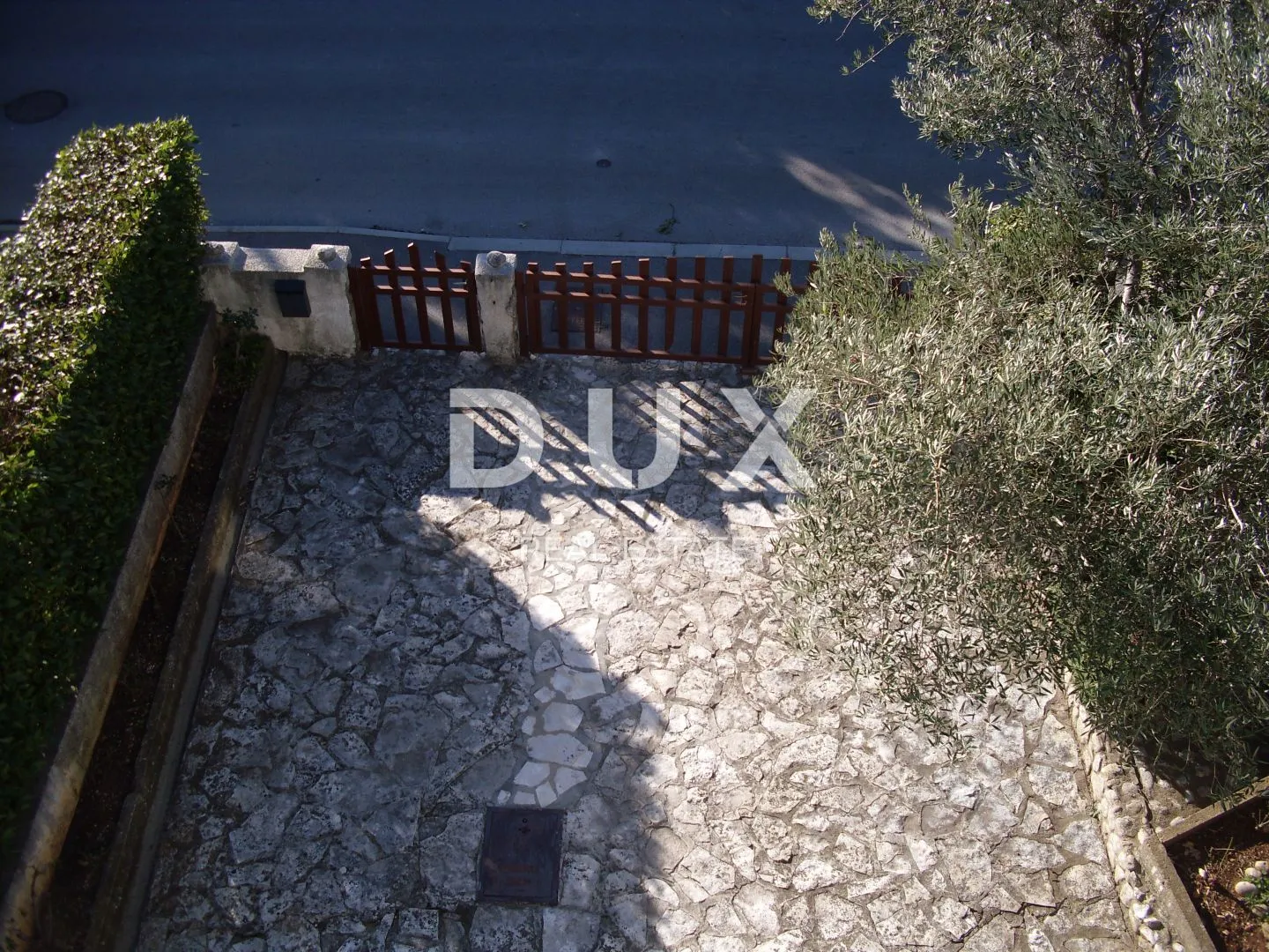 otok krk, grad krk - samostojeća kuća sa tri apartmana 100m od mora - slika 31
