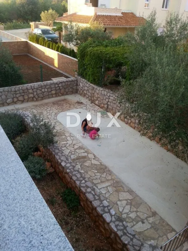 otok krk, grad krk - trosobni dvoetažni stan sa vrtom - slika 27