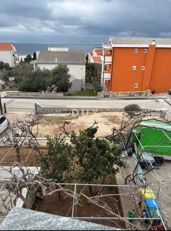 otok pag, novalja - kuća sa apartmanima u srcu novalje - slika 6