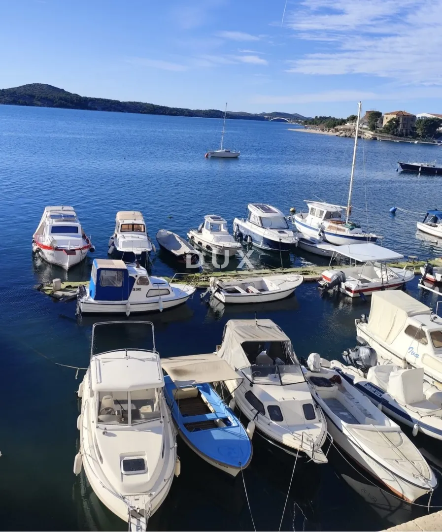šibenik, riva - povijesna kamena kuća uz more s poslovnim prihodom - slika 4