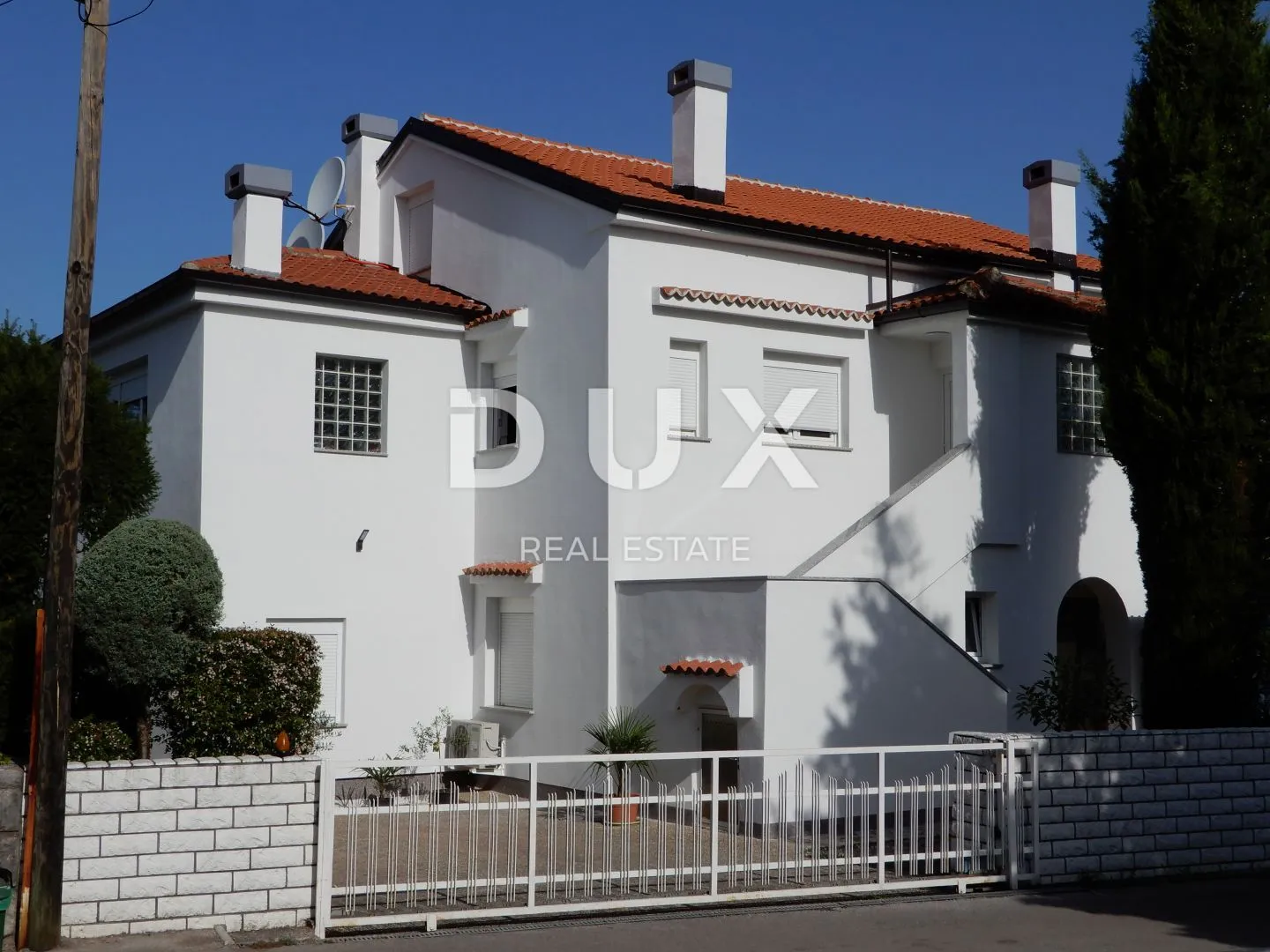 otok krk, malinska - kuća sa 4 stana i poslovnim prostorom - slika 2