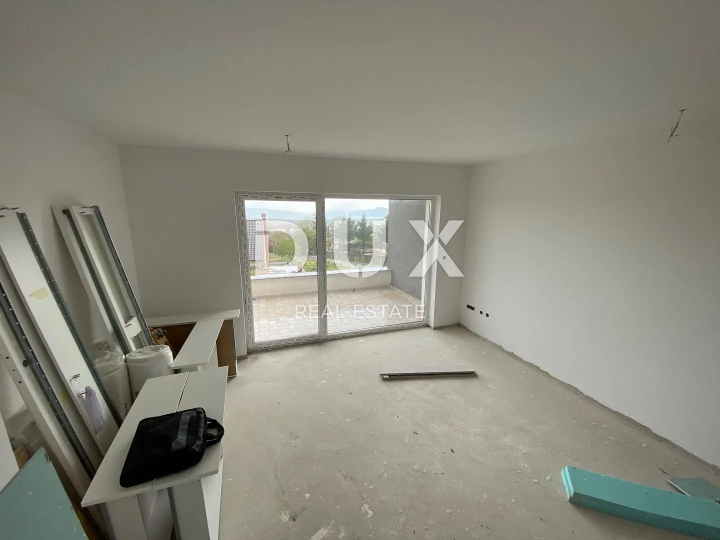 RIJEKA, MARČELJI - stan 2S+DB u novogradnji s pogledom na more + okućnica! PRILIKA! - Marčelji, Viškovo