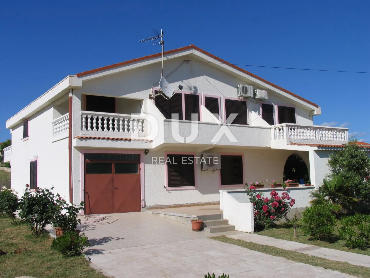 PAG, POVLJANA - Apartmanska kuća na 200 metara od mora!