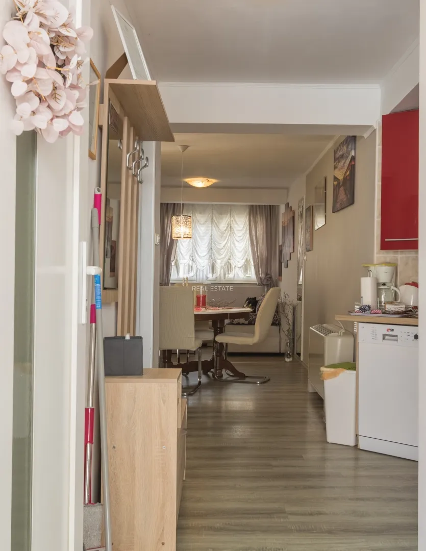 vodice, vila sa 7 apartmana i bazenom - slika 11