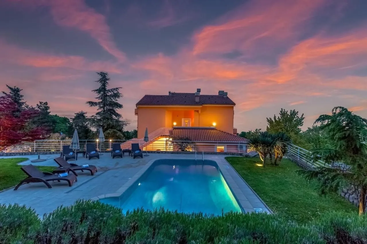 OPATIJA, LOVRAN- Apartmanska zgrada od 700m2 s bazenom + 6000m2 zemljišta s projektom za wellness resort s 28 soba