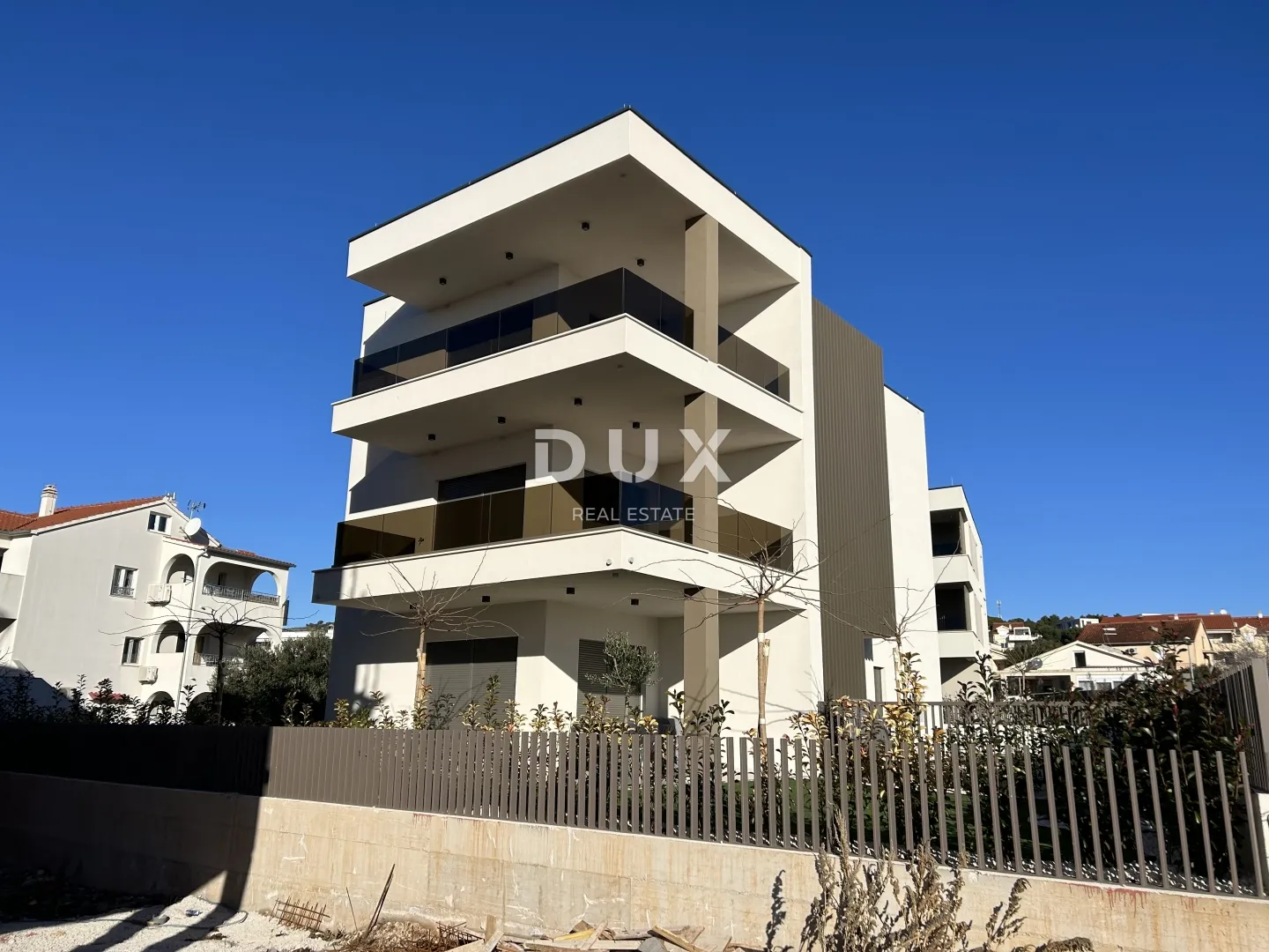 ŠIBENIK, VODICE – Luksuzni stan na top lokaciji, blizina plaže