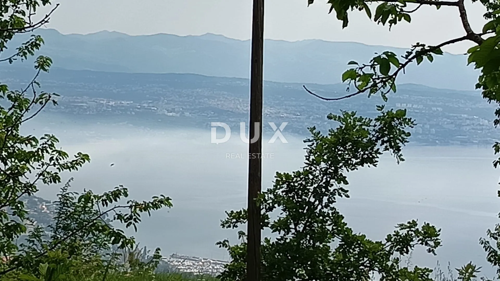 LOVRAN, DOBREĆ- Zemljište 1415m2 s građevinskom dozvolom i prekrasnim pogledom na more - Dobreć, Opatija