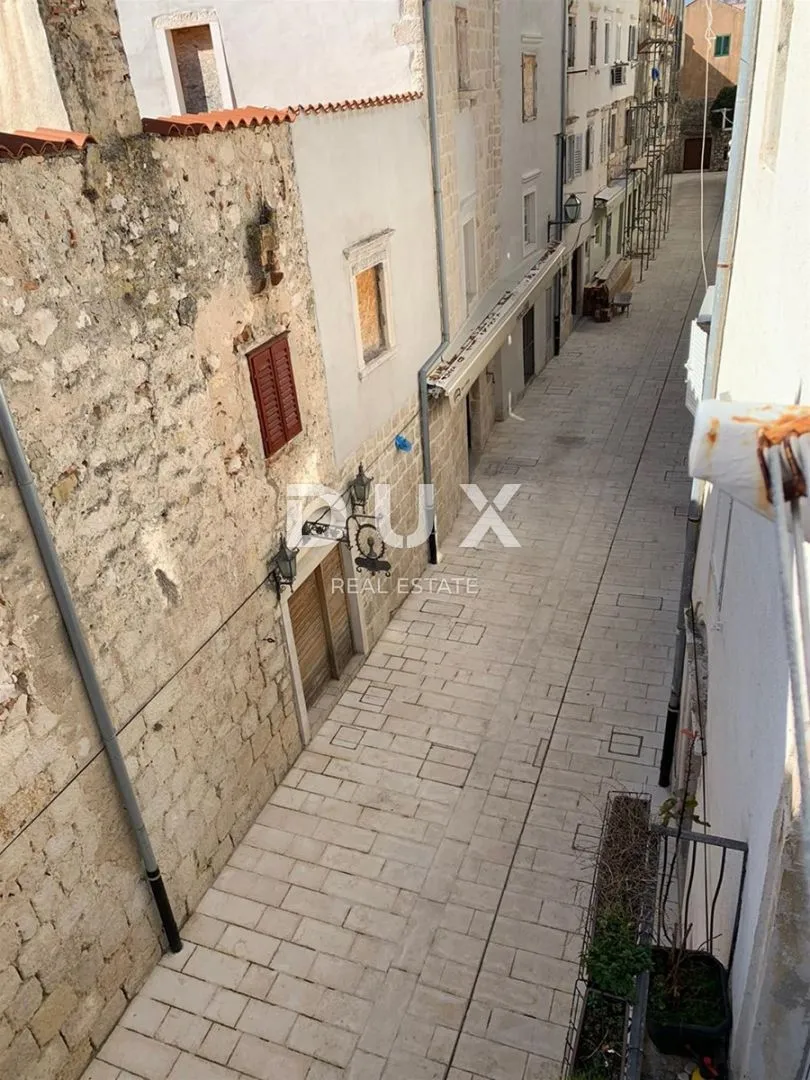 otok rab, centar grada raba- stan u samom centru grada raba - slika 14