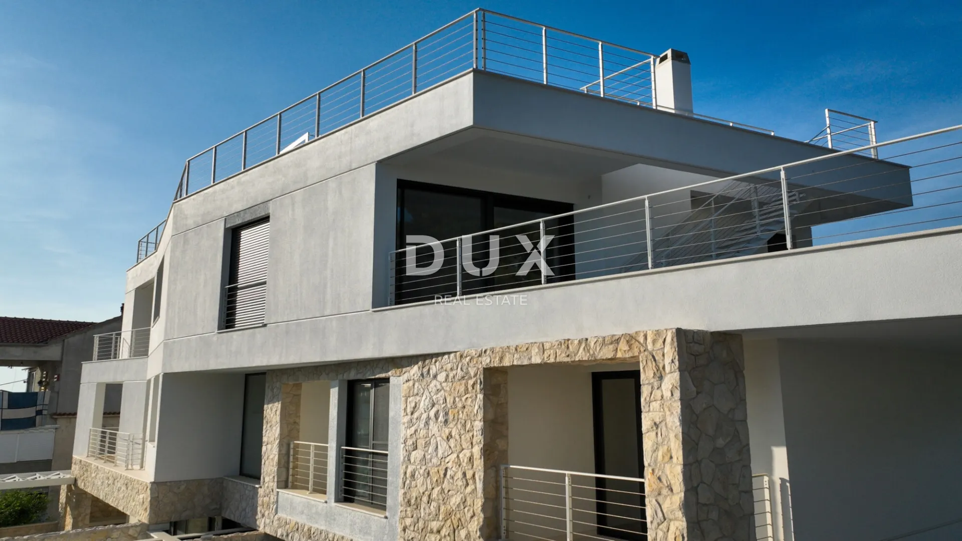 zadar, kožino, urbana vila sa 3 apartmana, 3 bazena, 9 parkinga - slika 3