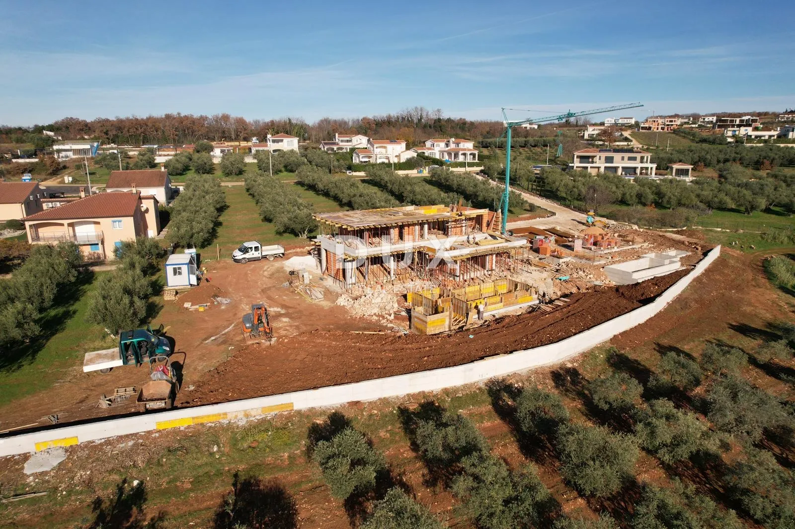 istra, poreč - luksuzna moderna vila s bazenom i garažom ispred zelene površine - slika 17