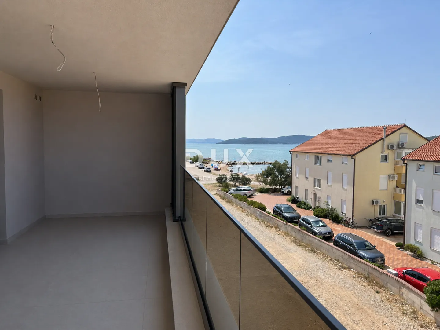 vodice, srima – penthouse s liftom, krovna terasa 109 m², 70m od plaže - slika 12