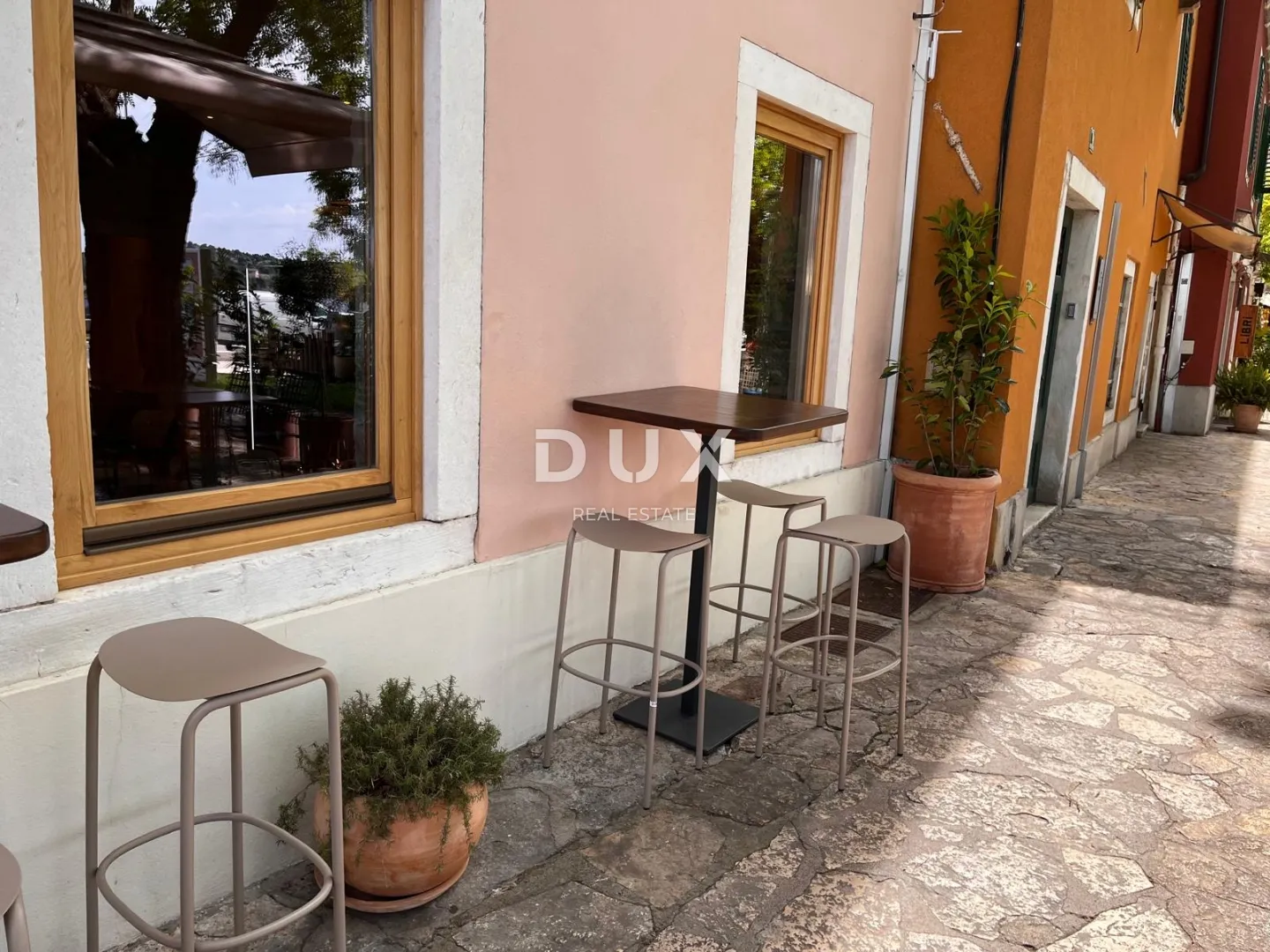 šibenik, centar, vrhunski uhodani restaurant, prvi red do mora. - slika 29