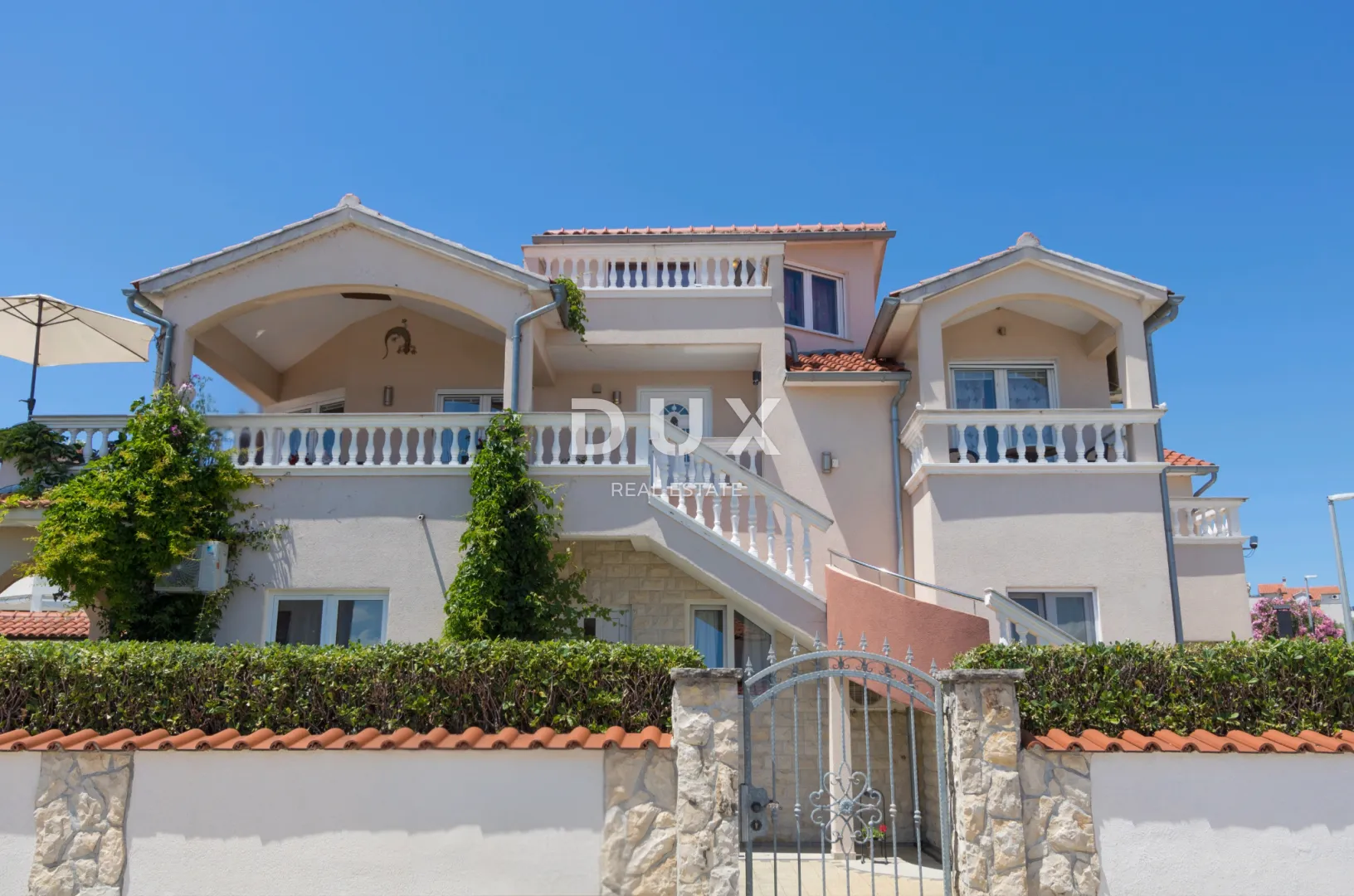 vodice, obrove, vila, 291,76 m2, tri etaže, dvorište - slika 2