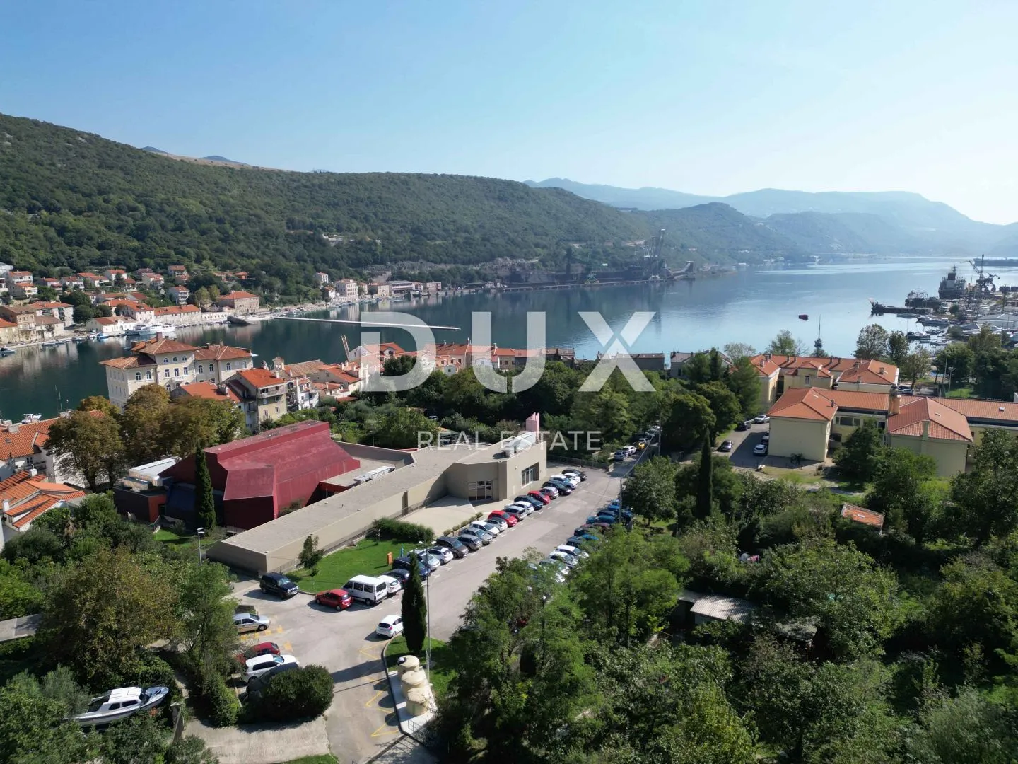 BAKAR, CENTAR - građevinsko zemljište u strogom centru grada Bakra 1.300 m2 s pogledom na more za stambenu zgradu - stanove / apartmane / obiteljsku kuću / villu! PRILIKA!