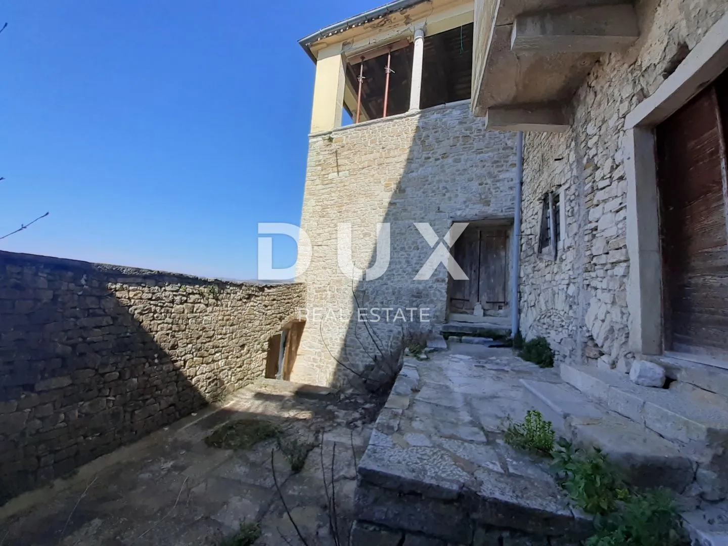 istra, motovun - višekatnica u centru motovuna - slika 3