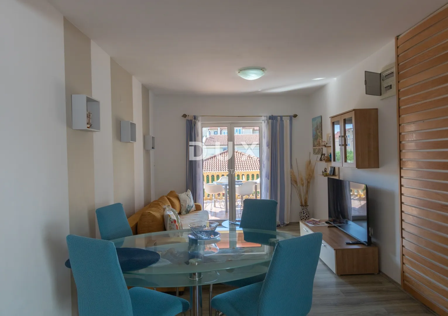 vodice, vila sa 7 apartmana i bazenom - slika 20