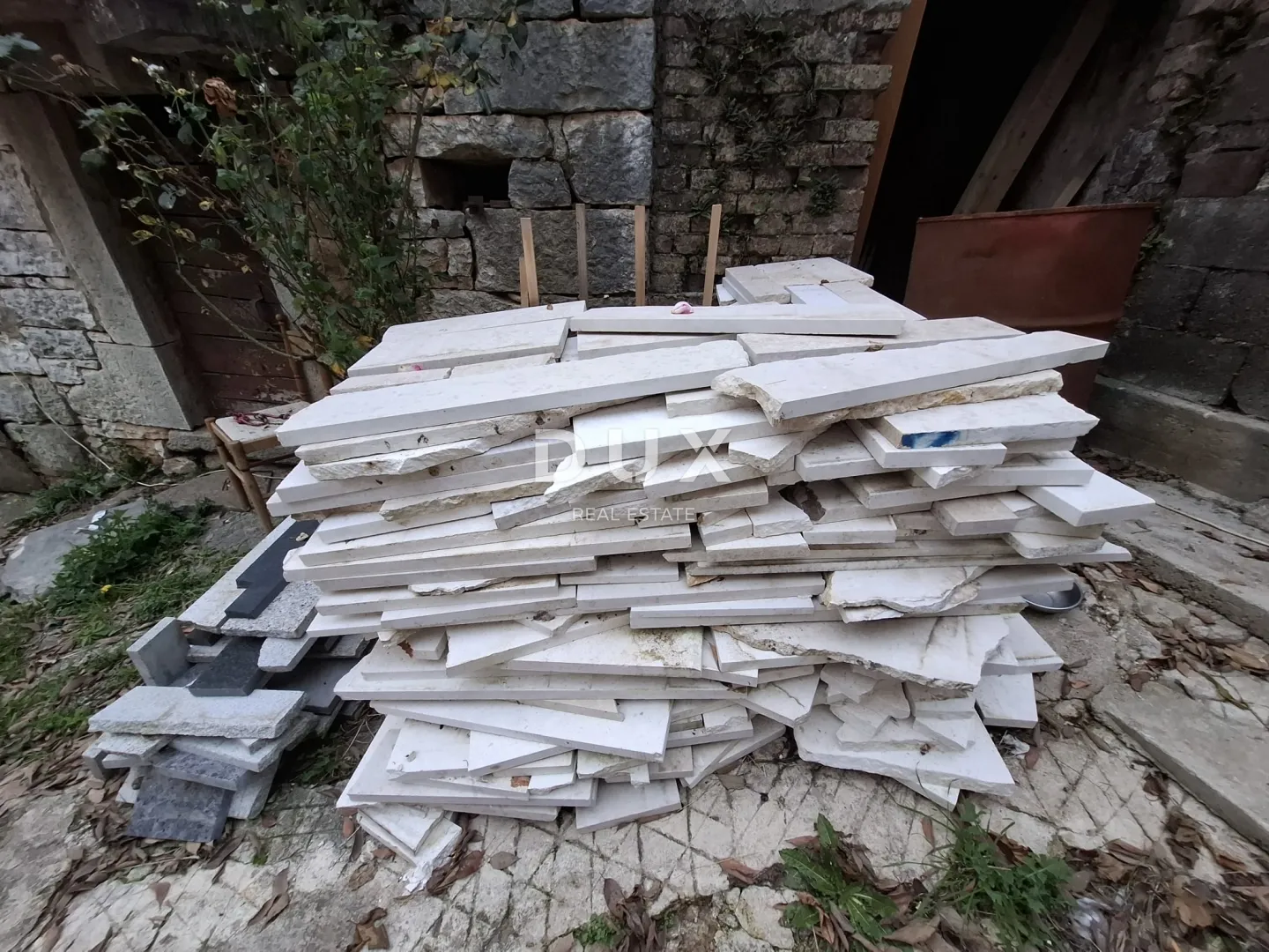 istra, pazin - samostojeća kamena kuća za djelomičnu adaptaciju - slika 17