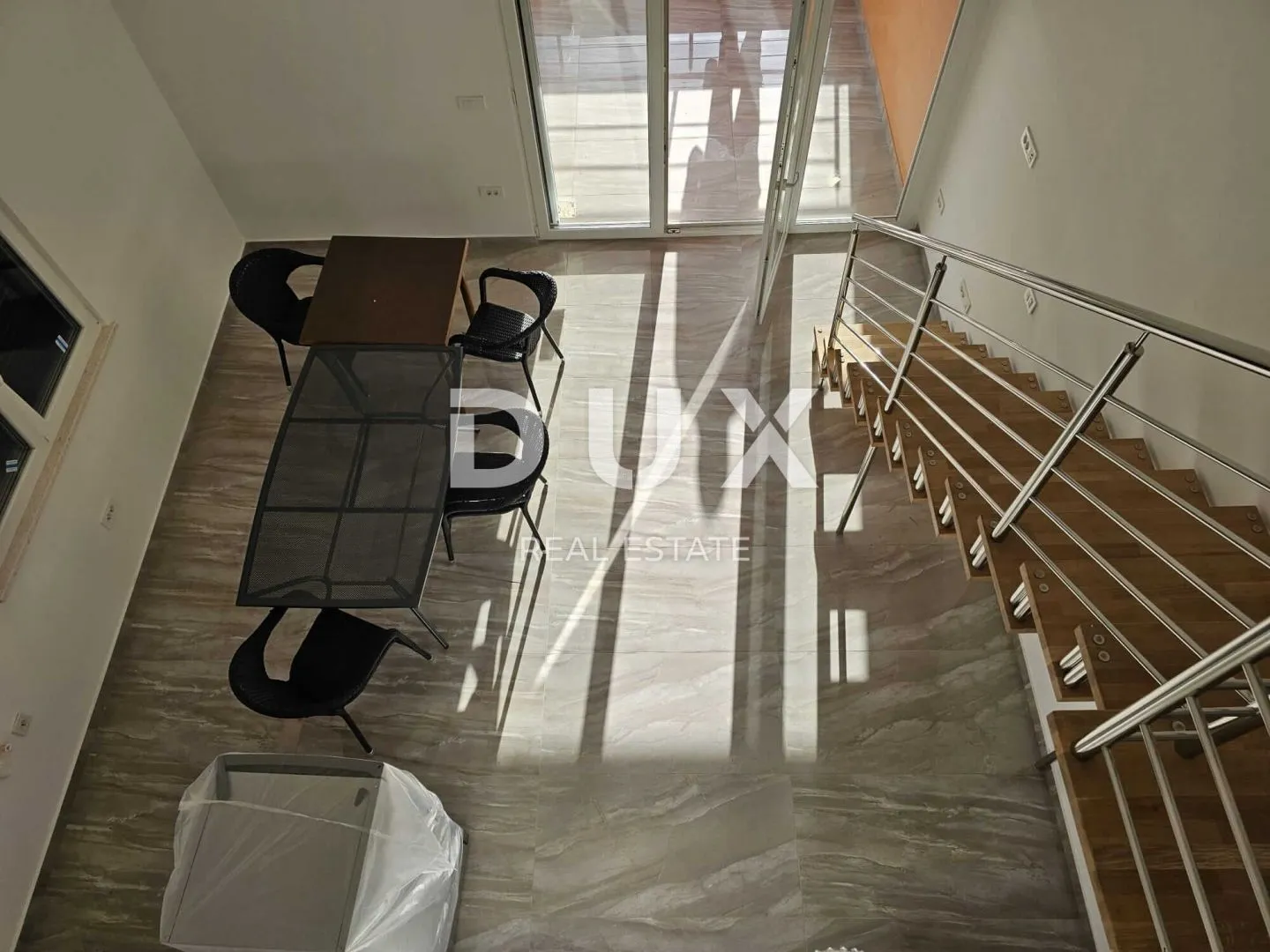 otok rab, banjol - dvoetažni stan s galerijom blizu mora - slika 2
