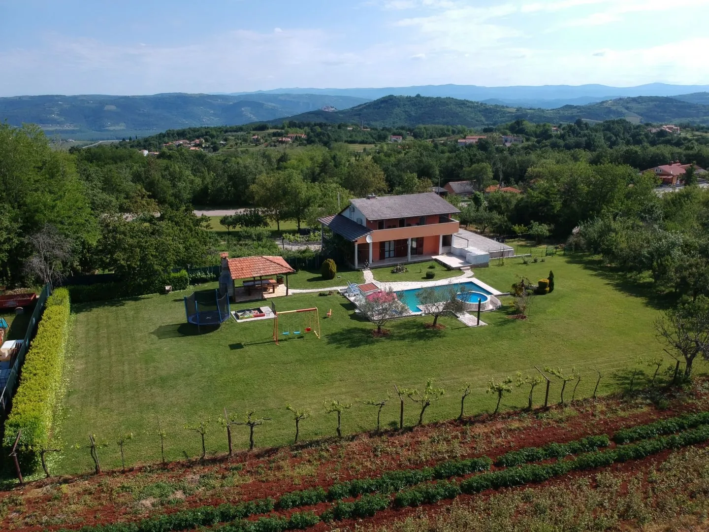 istra, karojba - kuća s velikom okućnicom i pogledom - slika 1