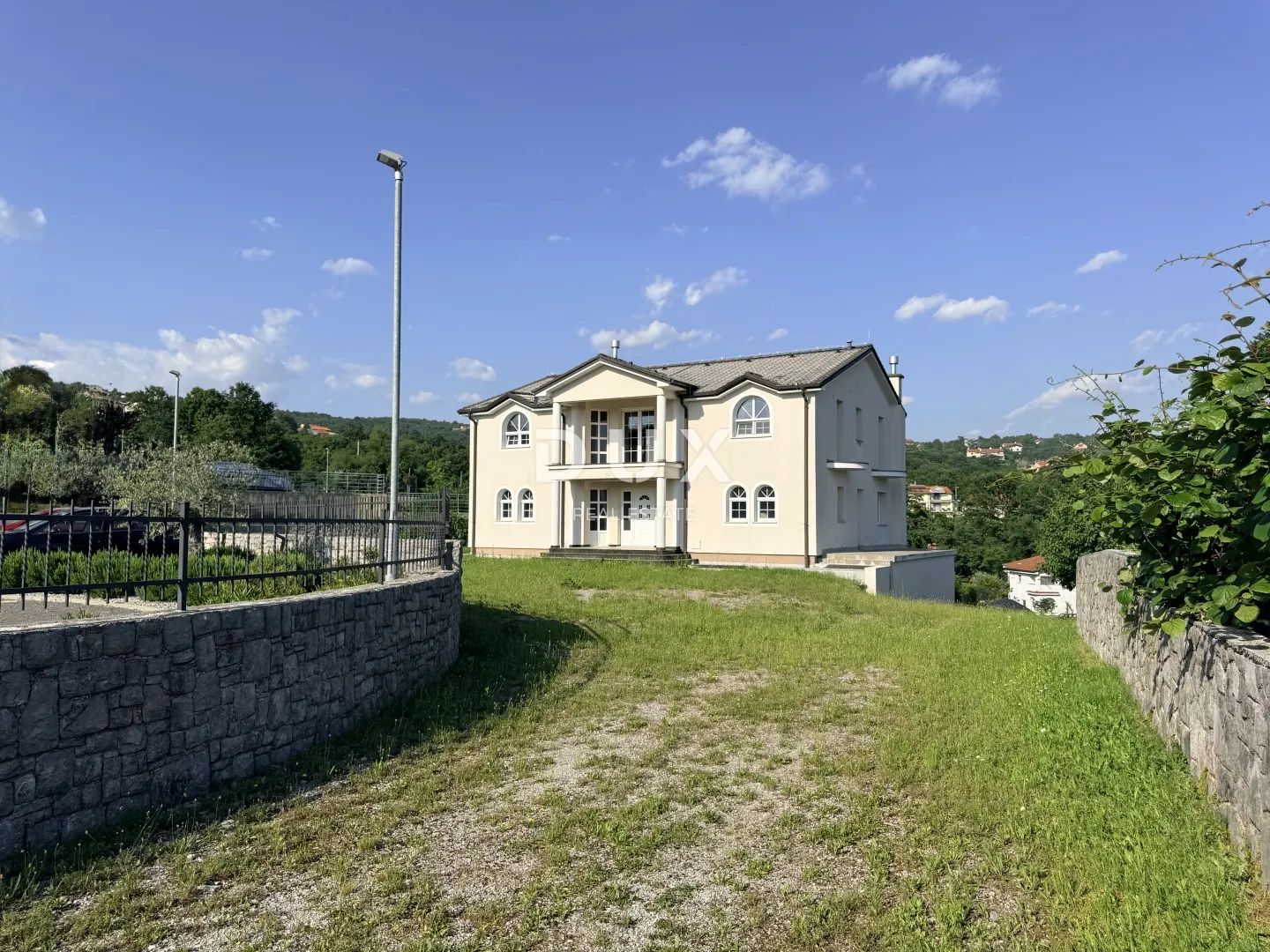 kastav, brnčići – luksuzna villa američkog stila na privatnoj parceli od 2000m2 - slika 4
