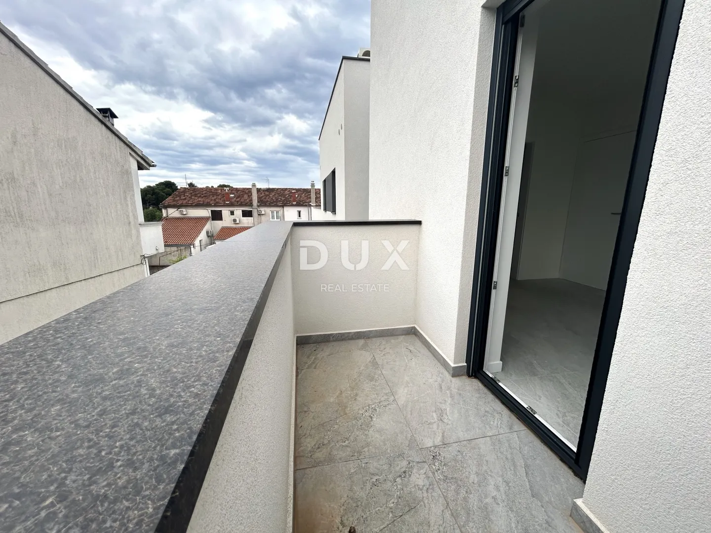 šibenik, vodice – penthouse s krovnom terasom, 120m od plaže, 2 garaže - slika 2