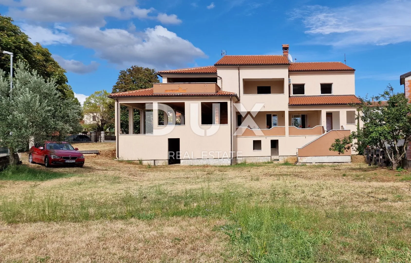 ISTRA, KANFANAR - Velika kuća s poslovnim prostorom i okućnicom
