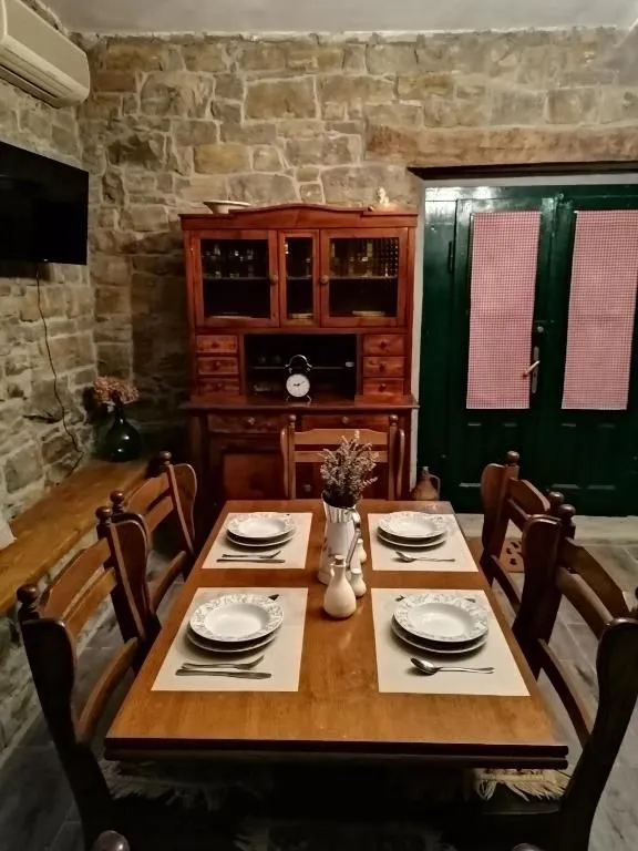 istra,buzet(okolica)-simpatična kamena kuća s predivnim pogledom - slika 8