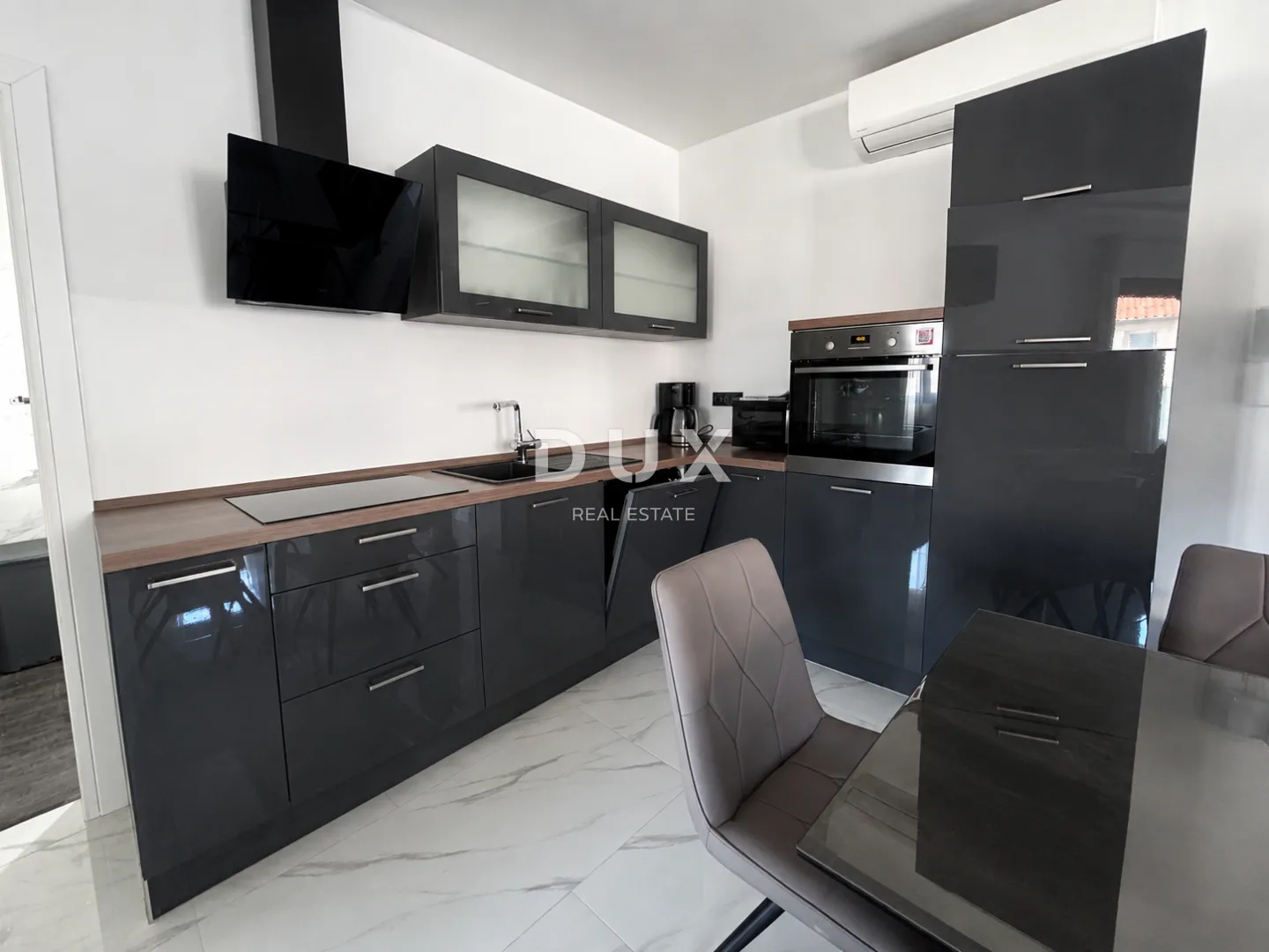 vodice, srima – dvosoban stan s terasom i studio apartman, 50m od mora i plaže - slika 4