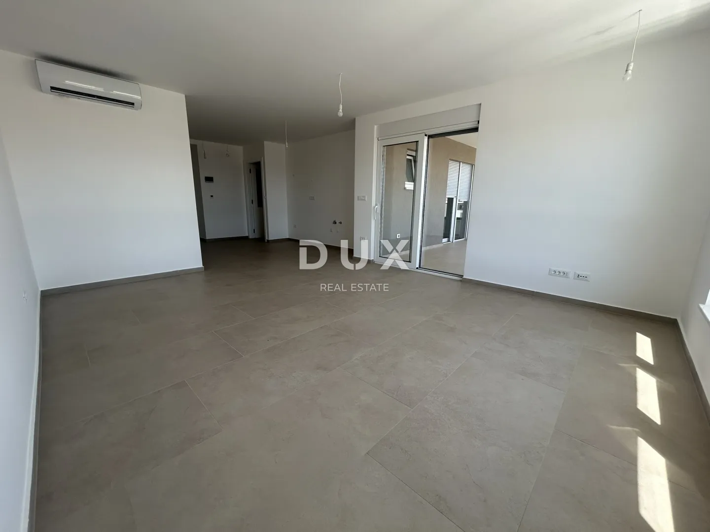 dalmacija, vodice – dvosoban stan s velikom terasom i pogledom na more, 2 ostave - slika 8