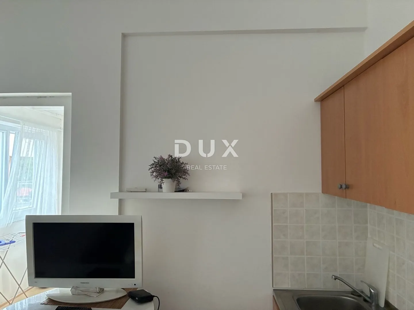 novi vinodolski – uređena garsonijera, pored mora, 21 m² - slika 5