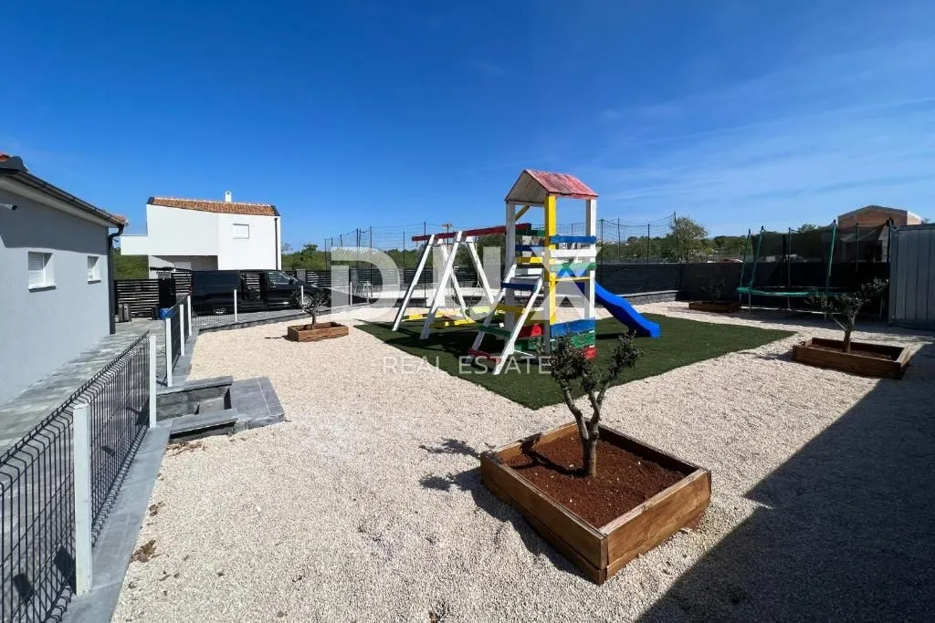 zadar, murvica - vila s bazenom i velikom okućnicom! - slika 28