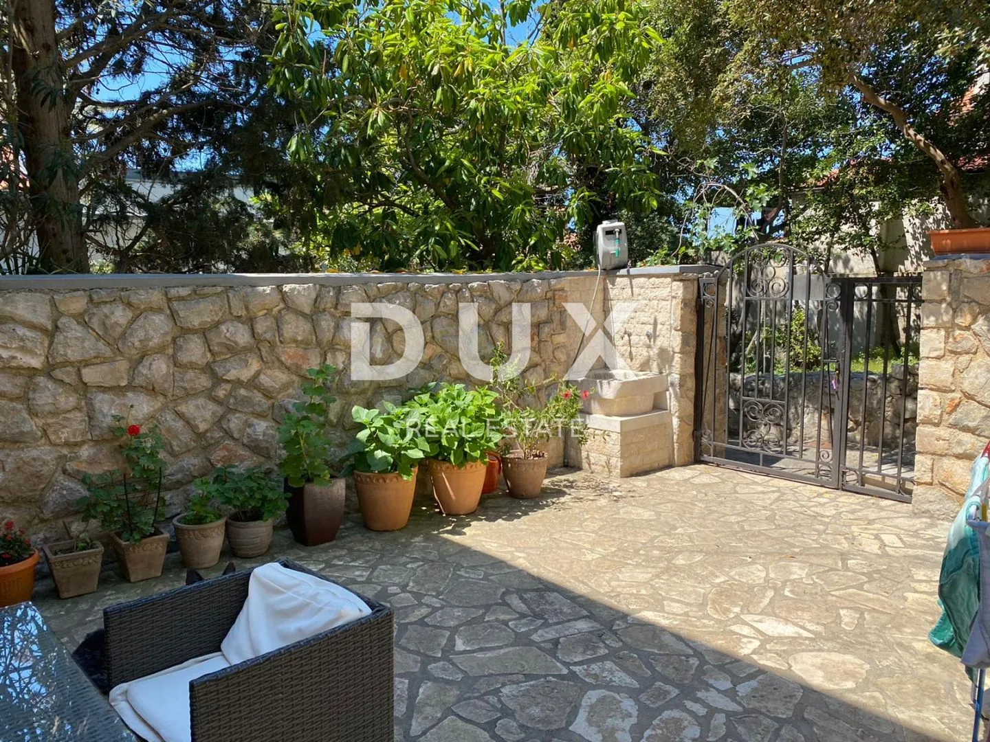 mali lošinj, kuća sa dva stana i uređenom okućnicom 170m2 - slika 3